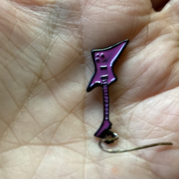 Fun vintage pink guitar earrings - Picture 8 of 9
